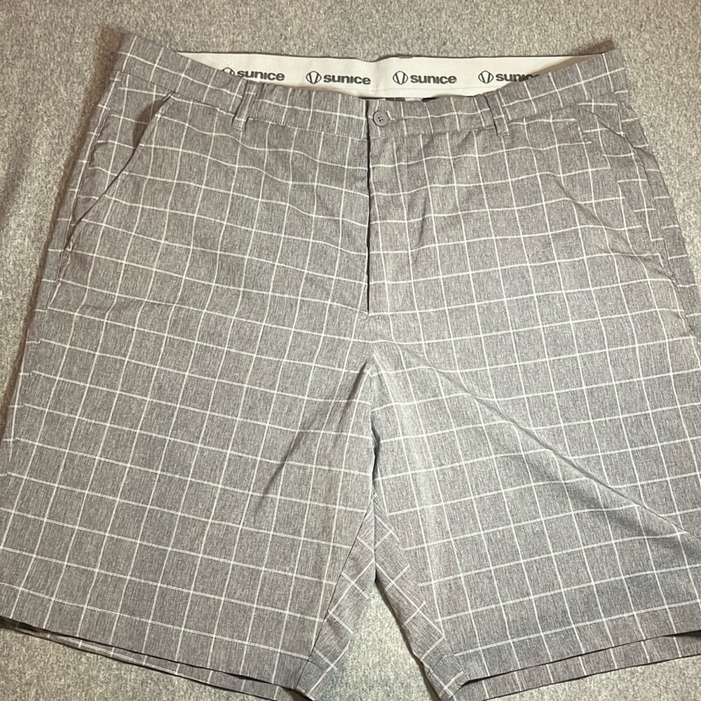 Sunice grey golf shorts. Mens size 40.